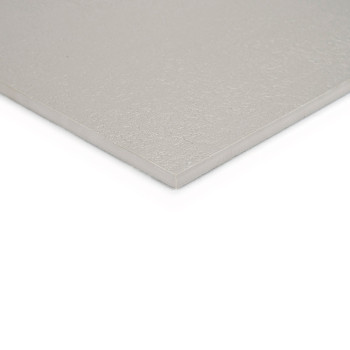 Een gladde, vierkante, lichtgrijze keramische tegel ligt plat op een witte achtergrond en benadrukt de uniforme textuur en strak