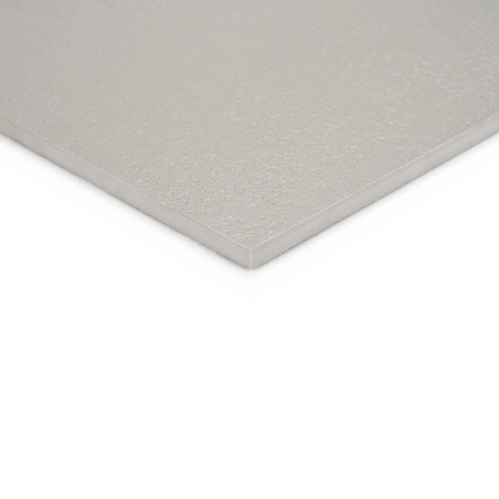 Um revestimento cerâmico liso, quadrado e cinza claro repousa sobre um fundo branco, destacando sua textura uniforme e bordas li Um revestimento cerâmico liso, quadrado e cinza claro repousa sobre um fundo branco, destacando sua textura uniforme e bordas li