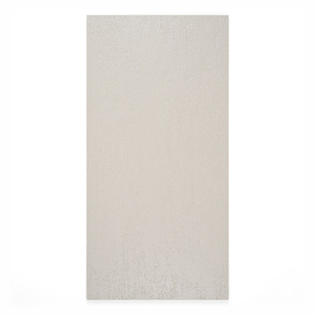 Rechthoekige, lichtbeige tegel met een subtiel gestructureerd oppervlak. geschikt voor vloer- of wandtoepassingen in moderne int