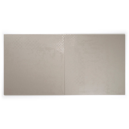 Deux carreaux beiges rectangulaires à la texture subtile et brillante sont placés côte à côte, créant une apparence homogène.