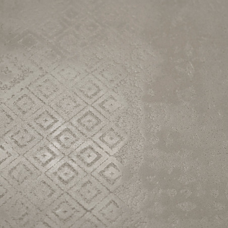 Le carreau présente un motif géométrique subtil de losanges en relief, créant une surface texturée sur un fond lisse et neutre.