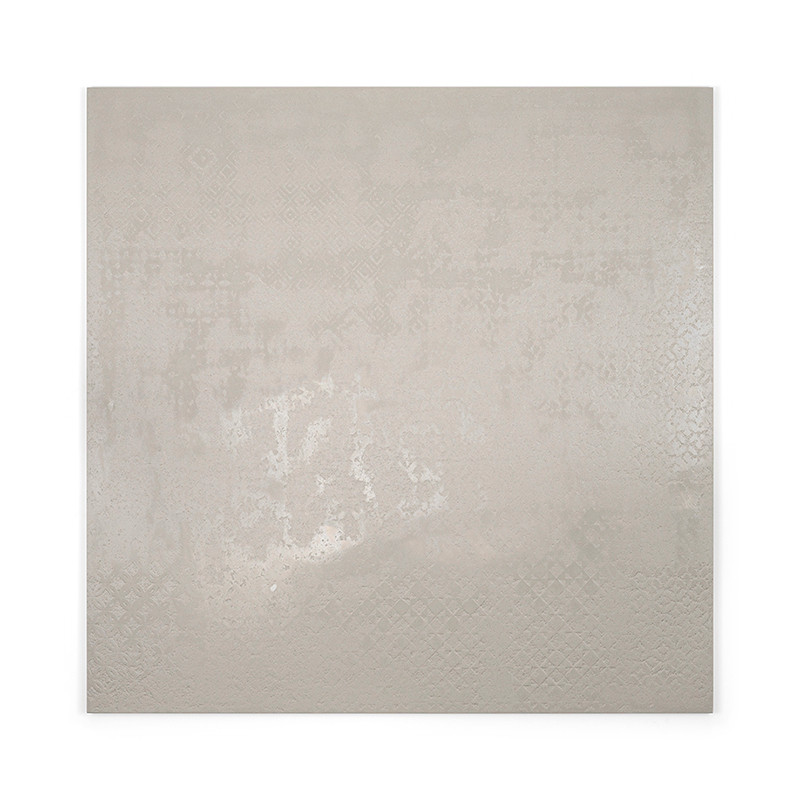Un grand carreau carré lisse reflète subtilement la lumière, avec une surface pâle et texturée avec des motifs pâles et complexe
