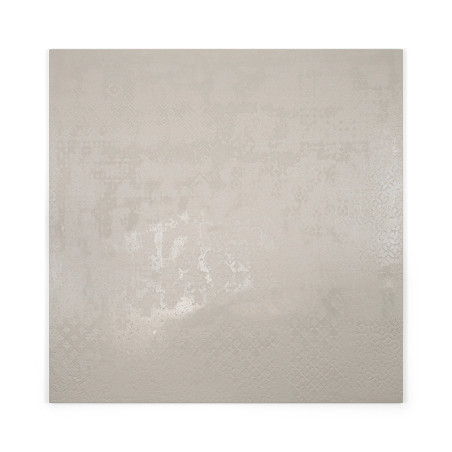 Un azulejo cuadrado grande y liso refleja la luz sutilmente, presentando una superficie pálida y texturizada con patrones tenues