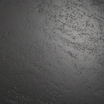 Un carreau carré texturé gris foncé reflète subtilement la lumière, suggérant une surface lisse, sur un fond blanc uni.