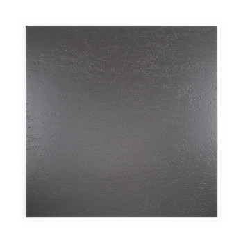 Un carreau carré texturé gris foncé reflète subtilement la lumière, suggérant une surface lisse, sur un fond blanc uni.