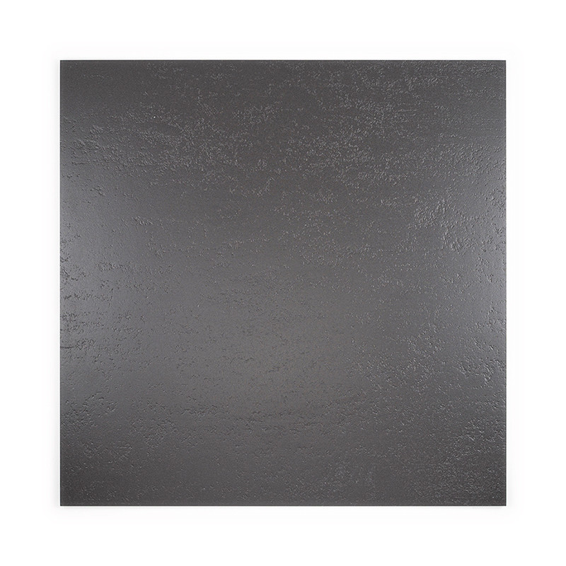 Un carreau carré texturé gris foncé reflète subtilement la lumière, suggérant une surface lisse, sur un fond blanc uni.