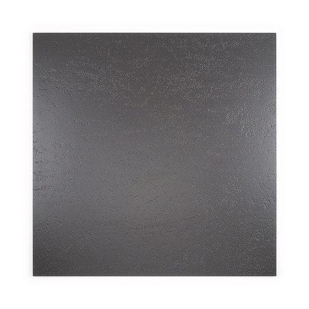 Un carreau carré texturé gris foncé reflète subtilement la lumière, suggérant une surface lisse, sur un fond blanc uni.