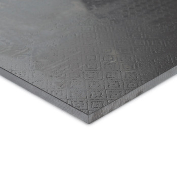 Les carreaux au fini mat présentent un motif géométrique en relief de petits carrés et de lignes, positionnés sur une surface de