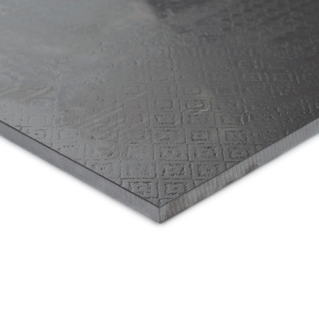 Les carreaux au fini mat présentent un motif géométrique en relief de petits carrés et de lignes, positionnés sur une surface de