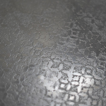 Un carreau carré, imprimé d’un motif géométrique subtil, se trouve sur un fond blanc uni, mettant en valeur sa surface texturée 