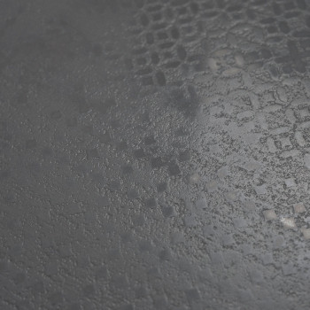 A superfície cinza texturizada exibe um padrão de mosaico sutil, criando uma sensação de profundidade e movimento, capturando va