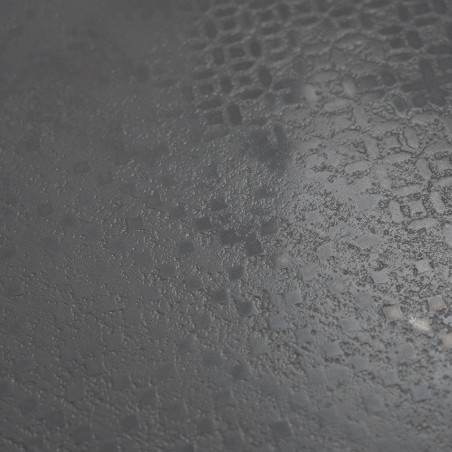 La surface grise texturée affiche un subtil motif de mosaïque, créant une sensation de profondeur et de mouvement, capturant les