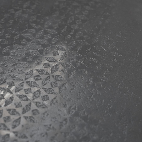 Les carreaux sombres et texturés présentent des motifs géométriques semblables à des diamants dans un design subtil et répétitif