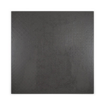 Eine quadratische Fliese mit einem subtilen geometrischen Muster liegt vor einem schlichten weißen Hintergrund und bringt ihre s