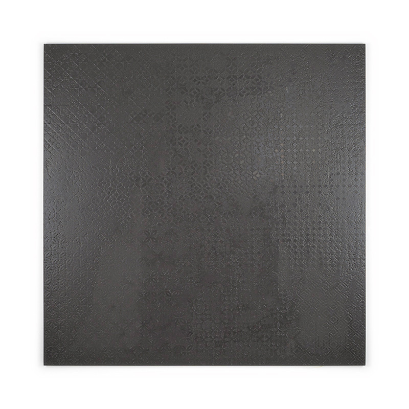 Eine quadratische Fliese mit einem subtilen geometrischen Muster liegt vor einem schlichten weißen Hintergrund und bringt ihre s