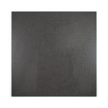 Eine quadratische Fliese mit einem subtilen geometrischen Muster liegt vor einem schlichten weißen Hintergrund und bringt ihre s