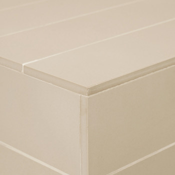 Un azulejo rectangular de color beige con una superficie lisa que forma parte de un patrón estructurado en capas en un ambiente 