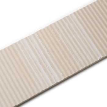 Le carreau rectangulaire beige présente des crêtes verticales uniformément espacées, apparaissant texturées et tridimensionnelle