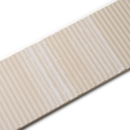 Rechteckige beige Fliese mit gleichmäßig verteilten vertikalen Rippen, die strukturiert und dreidimensional wirken, auf einem sc