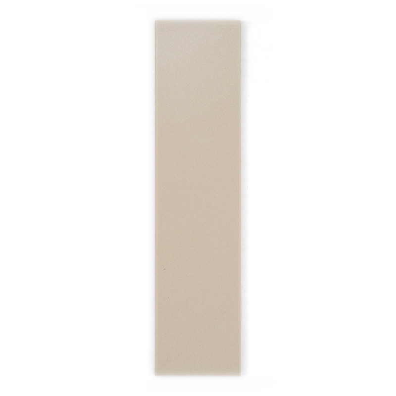 Le carreau beige rectangulaire, orienté verticalement, affiche une finition lisse et mate sur un fond blanc uni. Aucun texte n'e