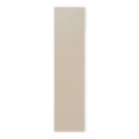 Rechteckige beige Fliese, vertikal ausgerichtet, zeigt eine glatte, matte Oberfläche vor einem schlichten weißen Hintergrund. Es