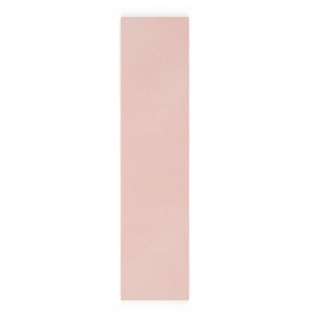 Le carreau rose rectangulaire, orienté verticalement, présente une surface lisse et uniforme sur un fond blanc uni.