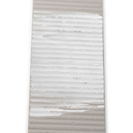 Die rechteckige Kachel zeigt horizontale Rippen mit teilweisem Text mit der Aufschrift „MADE IN“ und Richtungspfeilen vor einem Die rechteckige Kachel zeigt horizontale Rippen mit teilweisem Text mit der Aufschrift „MADE IN“ und Richtungspfeilen vor einem