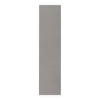 Un long carreau rectangulaire gris repose verticalement sur un fond blanc, soulignant sa surface lisse et son design minimaliste
