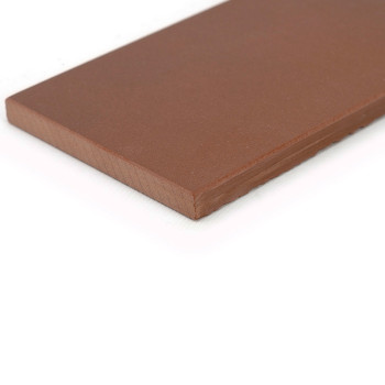 Un carreau rectangulaire, lisse et marron repose à plat, mettant en valeur ses bords nets et sa finition mate sur un fond blanc 