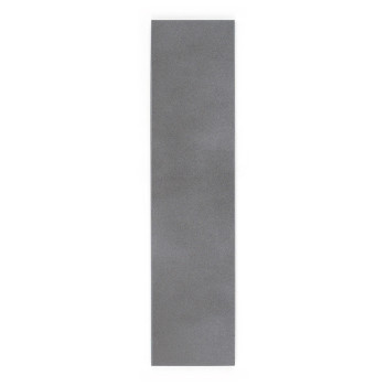 Un long carreau gris rectangulaire repose à plat, affichant une surface lisse et solide sans marques visibles, sur un fond blanc