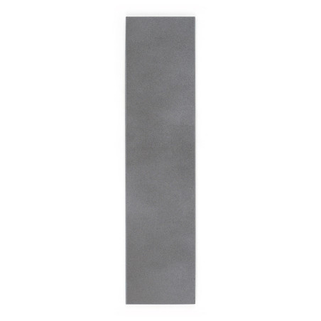 Un long carreau gris rectangulaire repose à plat, affichant une surface lisse et solide sans marques visibles, sur un fond blanc