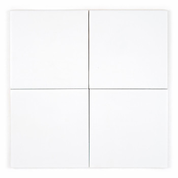 Un carreau carré blanc mat uni repose sur un fond blanc, mettant en valeur une surface lisse sans aucun texte ni dessin.