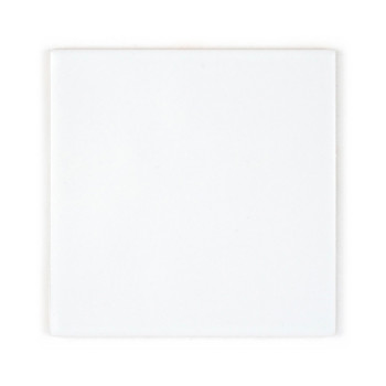 Un carreau carré blanc mat uni repose sur un fond blanc, mettant en valeur une surface lisse sans aucun texte ni dessin.