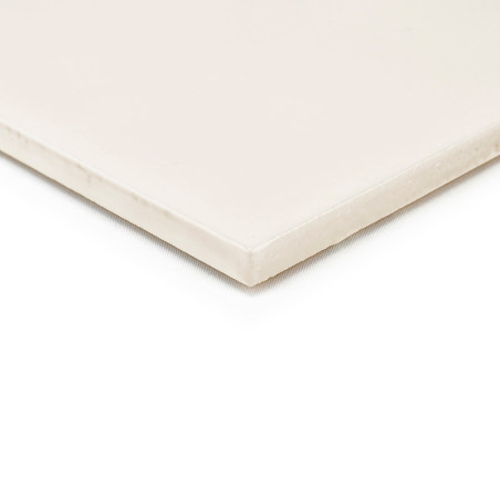 Um ladrilho cerâmico bege fica plano com um acabamento liso e fosco, com bordas afiadas contra um fundo branco liso.