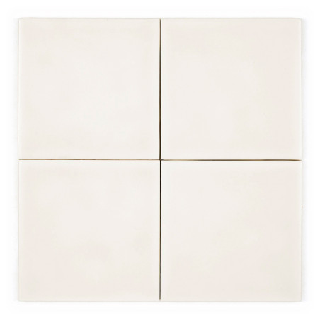 Quatro ladrilhos quadrados esbranquiçados estão dispostos em um quadrado maior, lado a lado, com finas linhas de argamassa separ