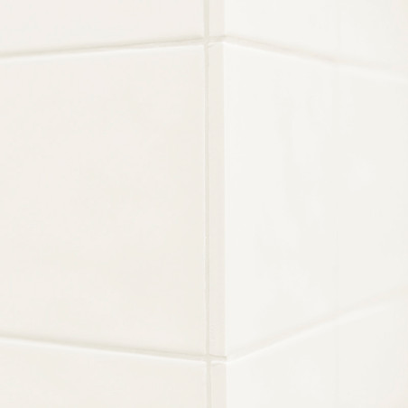 Les carreaux de céramique blanche forment un coin qui se croise, créant une structure épurée et minimaliste. Les surfaces lisses Les carreaux de céramique blanche forment un coin qui se croise, créant une structure épurée et minimaliste. Les surfaces lisses