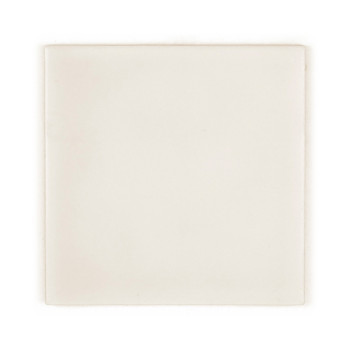 Un carreau de céramique uni et carré repose sur un fond blanc, affichant une surface blanc crème uniforme avec de subtiles varia