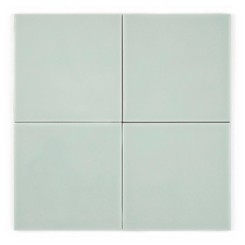 Een gladde, lichtgroene vierkante tegel staat stil en wordt weergegeven tegen een effen witte achtergrond, waardoor de strakke r