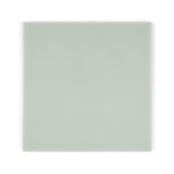 Een gladde, lichtgroene vierkante tegel staat stil en wordt weergegeven tegen een effen witte achtergrond, waardoor de strakke r