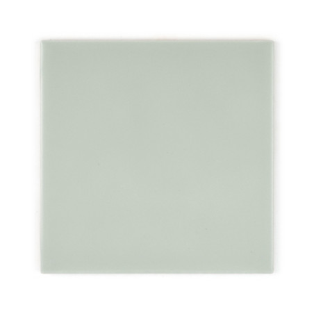 Eine glatte, blassgrüne quadratische Fliese steht stationär vor einem schlichten weißen Hintergrund und hebt die sauberen Kanten Eine glatte, blassgrüne quadratische Fliese steht stationär vor einem schlichten weißen Hintergrund und hebt die sauberen Kanten