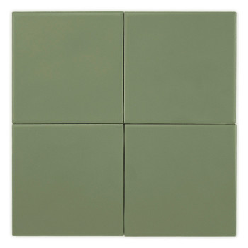 Un carreau de céramique uni, carré, vert sauge, avec une surface lisse. il est isolé sur un fond blanc.