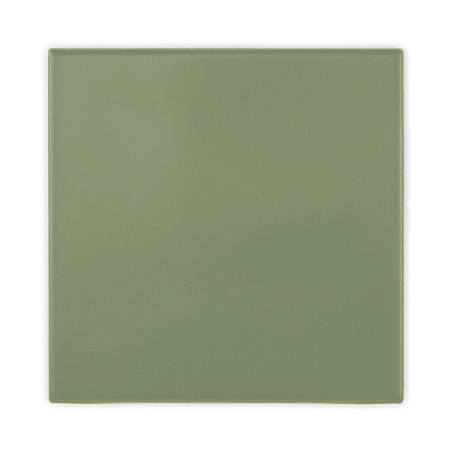 Un carreau de céramique uni, carré, vert sauge, avec une surface lisse. il est isolé sur un fond blanc. Un carreau de céramique uni, carré, vert sauge, avec une surface lisse. il est isolé sur un fond blanc.
