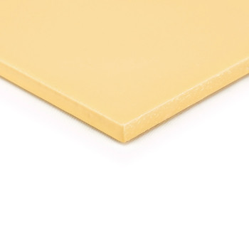 Un azulejo liso de color beige yace plano, con sus bordes claramente definidos, descansando sobre una superficie blanca en un am