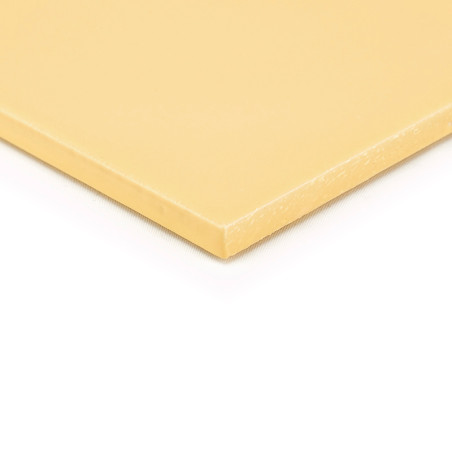 Un carreau lisse de couleur beige repose à plat, ses bords nettement définis, reposant sur une surface blanche dans un cadre min