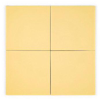 Un carreau carré uni jaune clair repose sur un fond blanc, soulignant sa surface lisse et uniforme et son esthétique minimaliste