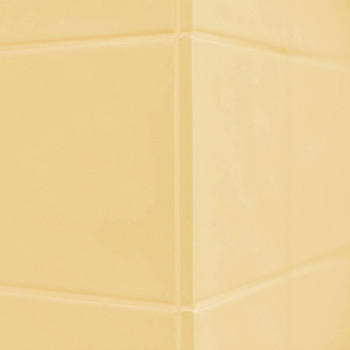 Les carreaux de céramique jaune forment un coin à angle droit, créant une surface élégante et minimaliste avec un éclairage doux
