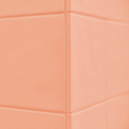 Los azulejos de color melocotón forman un patrón de esquina que se cruza con líneas limpias de lechada, creando una superficie d Los azulejos de color melocotón forman un patrón de esquina que se cruza con líneas limpias de lechada, creando una superficie d