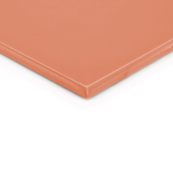 Un carreau de céramique lisse et orange est incliné sur un fond blanc, avec ses bords nets et sa surface brillante captant la lu