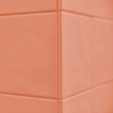 Les carreaux orange forment un coin à angle droit, créant une surface homogène. Le contexte est un décor mural intérieur simple.