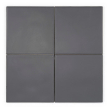 Een vierkante, donkergrijze tegel ligt plat tegen een witte achtergrond en vertoont een uniform, glad oppervlak met licht afgero